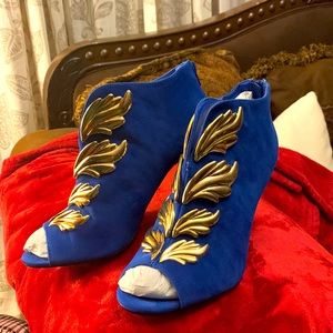 All I can say is this is a BEAUTIFUL HEEL SHOE